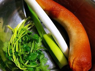 1、冬至美食+葱拌素鸡,准备原材料素鸡、葱、香菜备用
