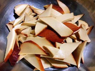 2、冬至美食+葱拌素鸡,素鸡切片放入容器中