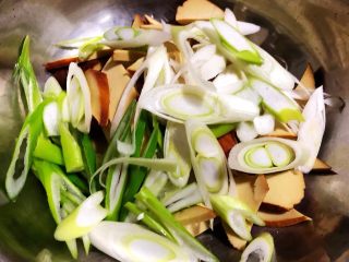 3、冬至美食+葱拌素鸡,葱切成斜片放入容器中