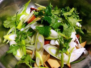 4、冬至美食+葱拌素鸡,香菜切成段