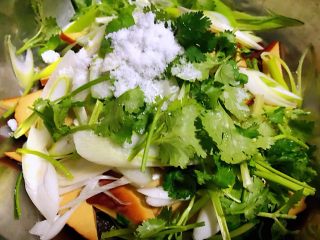 5、冬至美食+葱拌素鸡,放入调味料糖、盐、味精、醋