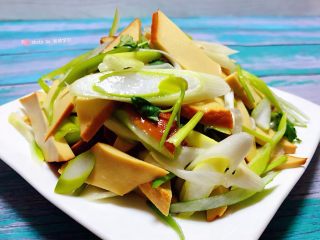 7、冬至美食+葱拌素鸡,爽口开胃的葱拌素鸡装入盘中