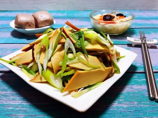 8、冬至美食+葱拌素鸡,搭配小馒头、面条一起吃真对胃哦