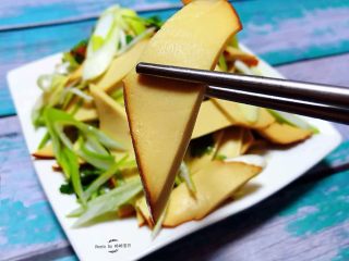 9、冬至美食+葱拌素鸡,素鸡含有丰富的蛋白质适合减肥的美眉吃