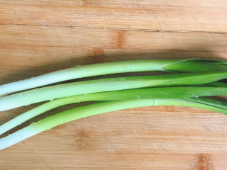 1、麻辣豆腐,准备好蒜苗