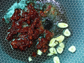 8、麻辣豆腐,下蒜片