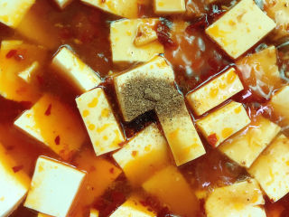 11、麻辣豆腐,加入适量清水、花椒粉