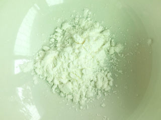 12、麻辣豆腐,淀粉放入碗中