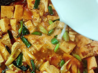 16、麻辣豆腐,加入水淀粉、盐、白糖