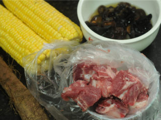 1、山药菌子排骨汤,食材准备好