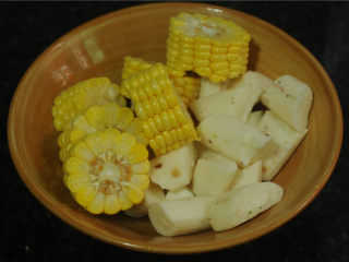 7、山药菌子排骨汤,玉米和山药处理好，都切成段