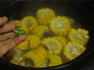 12、山药菌子排骨汤,撒入葱花