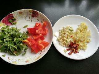 4、糖醋菜 糖醋藕片,红椒切小块,香菜切碎,干辣椒,生姜,大蒜切碎。