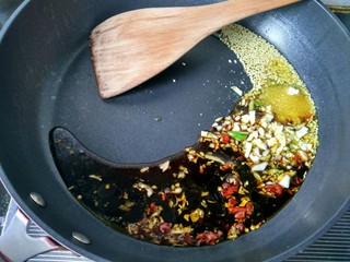 10、糖醋菜 糖醋藕片,关火,将盐,白糖,大蒜,味极鲜,陈醋,花椒粉,鸡精放入锅中。