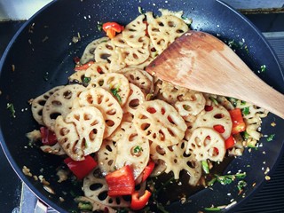 13、糖醋菜 糖醋藕片,拌匀,每一片藕都裹上佐料,可以装盘了。