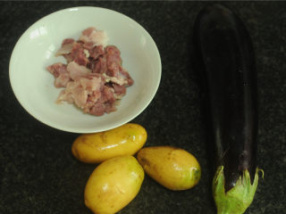 1、土豆炒茄子,食材都准备好