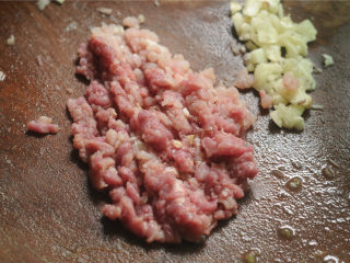 2、土豆炒茄子,猪肉切末，蒜切末