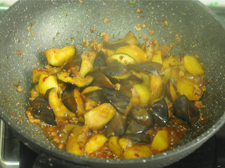 11、土豆炒茄子,加入老抽调色，最后将汤汁收浓即可