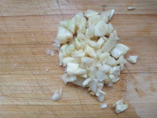 3、麻辣花蛤,蒜切末