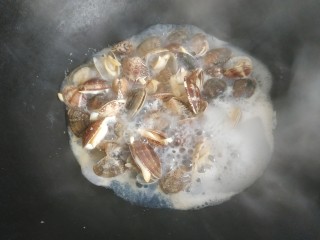 7、麻辣花蛤,烧开两分钟，花蛤全部爆开
