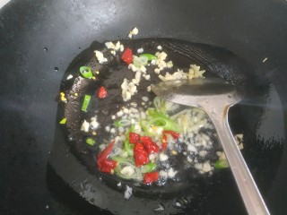 11、麻辣花蛤,放入干红辣椒翻炒