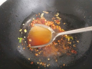 15、麻辣花蛤,放入一勺生抽