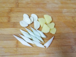 2、番茄芝士浓汤火锅,葱姜蒜洗干净切碎。