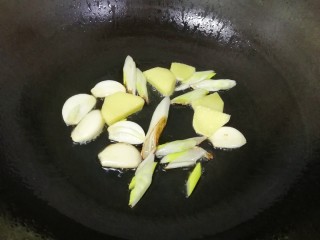 3、番茄芝士浓汤火锅,炒锅内倒适量的食用油烧热，下入葱姜蒜炒香。