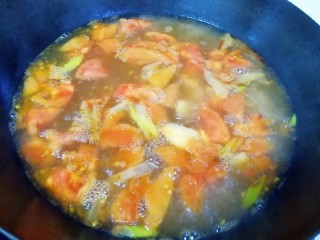 7、番茄芝士浓汤火锅,加入开水大火烧开，转中火煮至汤汁变浓。