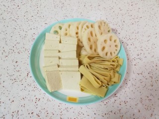 9、番茄芝士浓汤火锅,莲藕、豆腐和豆腐皮洗干净切好装盘。