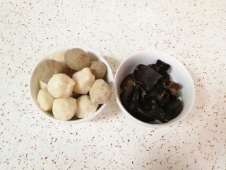 10、番茄芝士浓汤火锅,丸子提前解冻，干木耳提前泡发好洗干净。