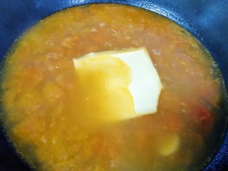 11、番茄芝士浓汤火锅,大概10分钟左右，番茄汤变浓，加入芝士片煮至芝士片融化，放盐和鸡精调味。