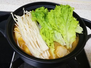 14、番茄芝士浓汤火锅,下入生菜和金针菇煮熟即可。