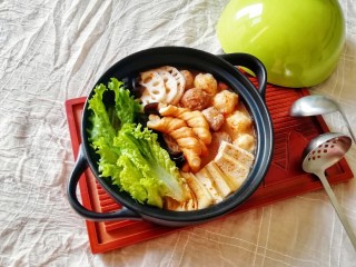 15、番茄芝士浓汤火锅,放上麻花。