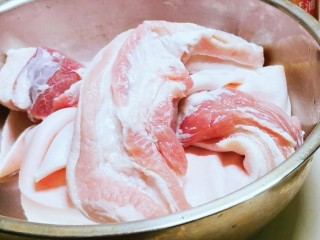 1、冬至美食 红烧肉卤蛋,带皮五花肉备好