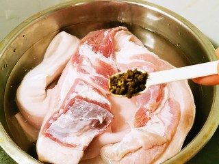 2、冬至美食 红烧肉卤蛋,凉水下锅 放入花椒去腥增香 煮开捞出