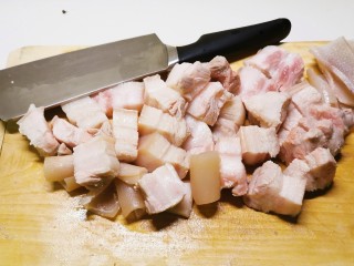 3、冬至美食 红烧肉卤蛋,切块备用