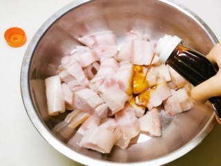 4、冬至美食 红烧肉卤蛋,放入盆中 加入1汤匙鲜味汁 1汤匙生抽  1汤匙蚝油