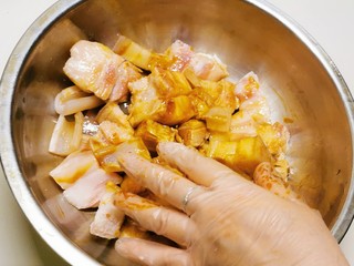 5、冬至美食 红烧肉卤蛋,带上手套抓拌均匀 静置腌制半个小时