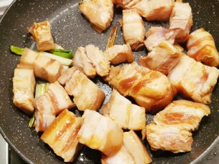 7、冬至美食 红烧肉卤蛋,把腌好的肉块平铺码放到锅中 煎制