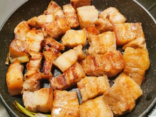 8、冬至美食 红烧肉卤蛋,翻面 煎至两面微微焦黄