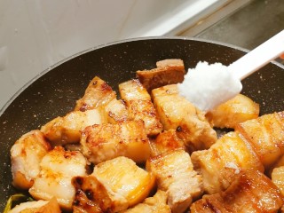 9、冬至美食 红烧肉卤蛋,放入白糖