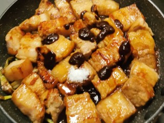 10、冬至美食 红烧肉卤蛋,放入生抽 鲜味汁 蚝油 甜面酱翻拌均匀