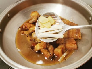 11、冬至美食 红烧肉卤蛋,将锅中食材转到炖锅  放入清水 放入八角 桂皮和葱姜