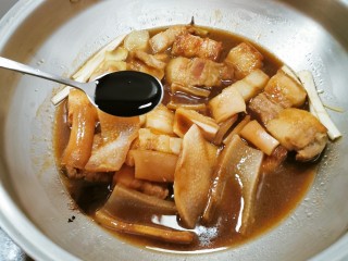 12、冬至美食 红烧肉卤蛋,放入老抽调整颜色