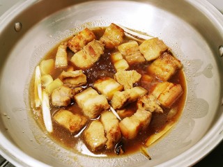 13、冬至美食 红烧肉卤蛋,调味品放入后 盖上盖子  大火煮开小火慢炖 