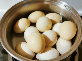 14、冬至美食 红烧肉卤蛋,这时 将鸡蛋清洗干净 煮熟 剥皮