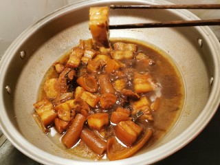 15、冬至美食 红烧肉卤蛋,用筷子试一试  轻松将肉块扎透  表明肉块已经成熟