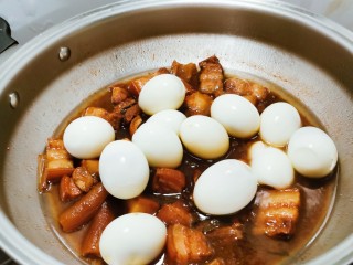 16、冬至美食 红烧肉卤蛋,放入煮好的鸡蛋 一起卤制几分钟 鸡蛋上色即可关火