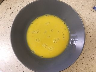 2、巧克力花生酱香蕉西多士,取一颗鸡蛋在盘子中打散，一定要用盘子哦